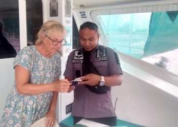 Pemeriksaan Keimigrasian pada keberangkatan Alat Angkut SY. SATORI TWO