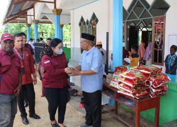 Peringati Hari Kemenkumham RI, Imigrasi Sorong Bagikan Sembako Upaya Pengentasan Stunting