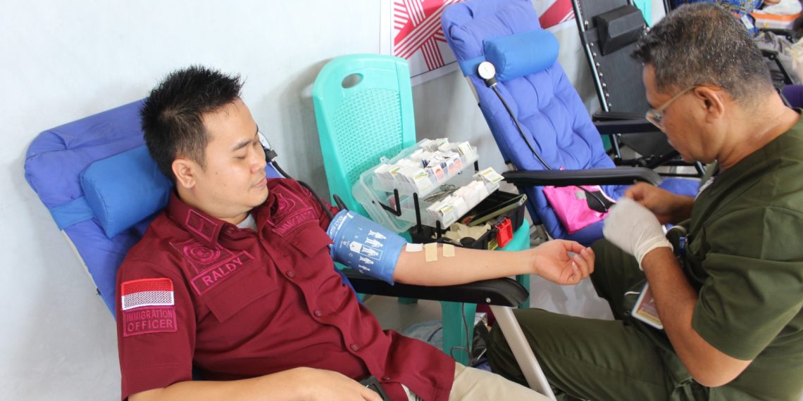 Sambut Hari Kemenkumham RI, Imigrasi Sorong Turut Serta Pada Kegiatan Donor Darah
