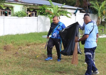 Imigrasi Sorong Laksanakan Kerja Bakti Bersihkan Taman Makam Pahlawan