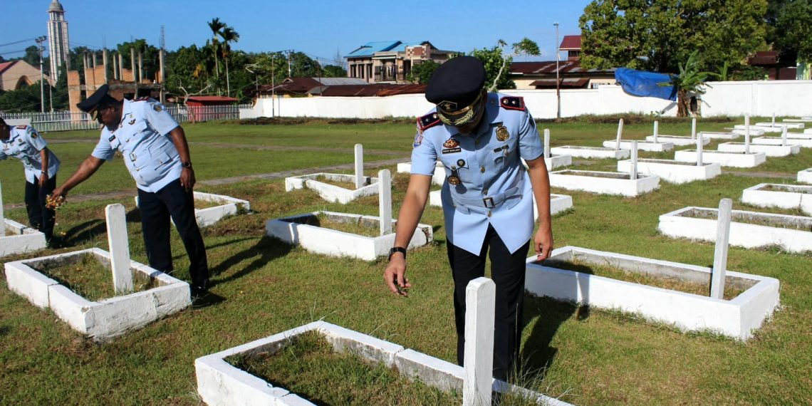 Kantor Imigrasi Sorong, Lembaga Pemasyarakatan Sorong, dan Balai Pemasyarakatan Sorong Menggelar Upacara dan Tabur Bunga di Taman Makam Pahlawan