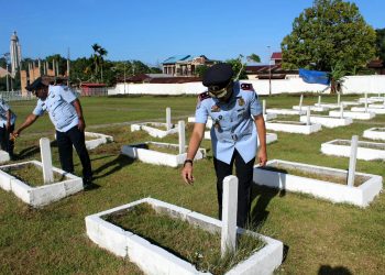 Kantor Imigrasi Sorong, Lembaga Pemasyarakatan Sorong, dan Balai Pemasyarakatan Sorong Menggelar Upacara dan Tabur Bunga di Taman Makam Pahlawan