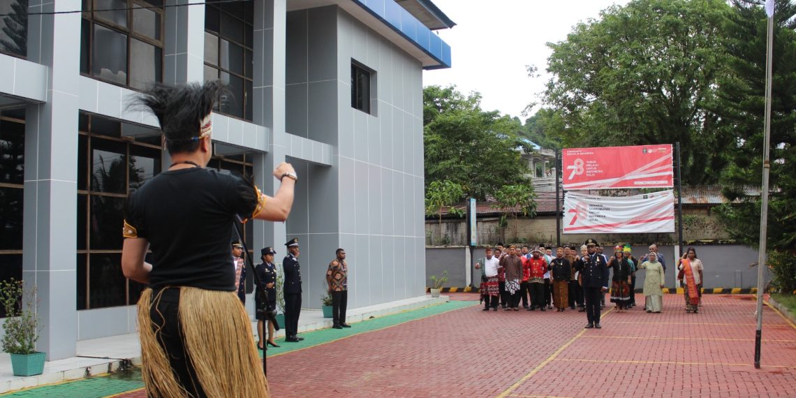 Upacara Peringatan Hari Kemerdekaan RI Ke-78: Pegawai Imigrasi Sorong Gunakan Pakaian Adat
