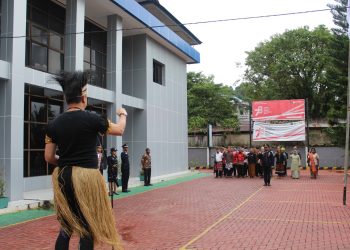 Upacara Peringatan Hari Kemerdekaan RI Ke-78: Pegawai Imigrasi Sorong Gunakan Pakaian Adat