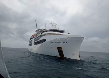 Jaga Kedaulatan Negara, Imigrasi Sorong Lakukan Pemeriksaan Keimigrasian Awak Alat Angkut MV. CORAL ADVENTURER