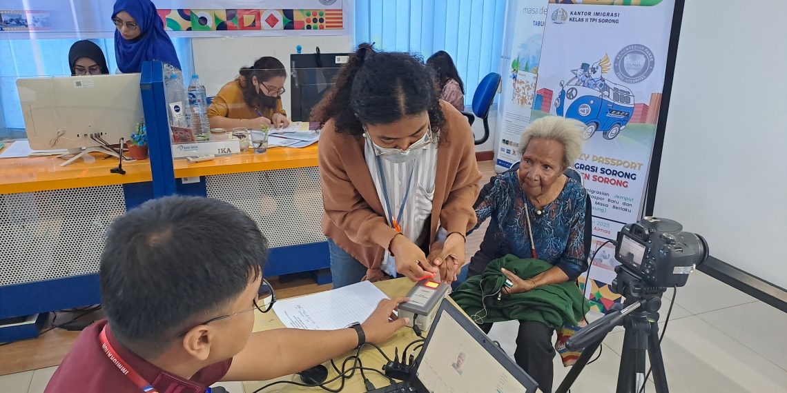 Layanan Eazy Passport di Bank Papua Cabang Aimas Mendapat Respon Positif dari Pegawai dan Masyarakat