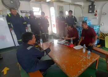 Imigrasi Sorong Lakukan Pemeriksaan Keimigrasian Keberangkatan Awak Alat Angkut LCT. SM MANDIRI
