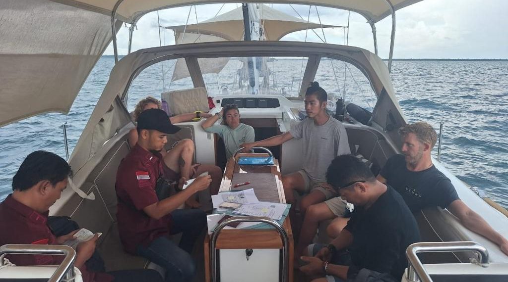 Tetap Siaga Lakukan Pemeriksaan, Imigrasi Sorong Laksanakan Clearance Kapal SY. Uhuru of London