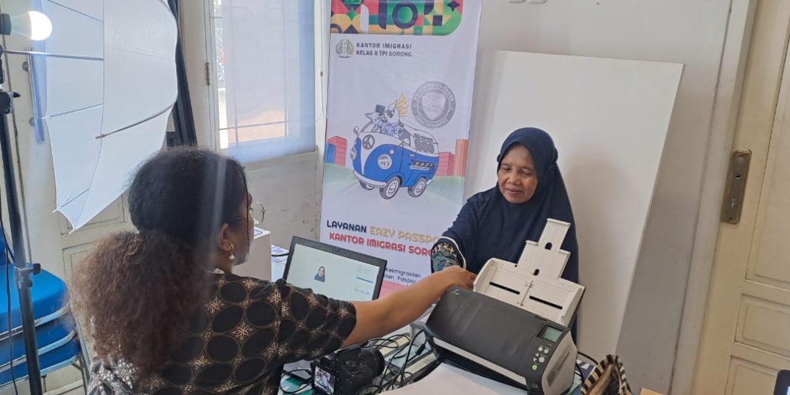 Peringati Hari Sumpah Pemuda Ke-95, Imigrasi Sorong Semangat Memberikan Layanan Eazy Passport Bagi Jamaah Haji