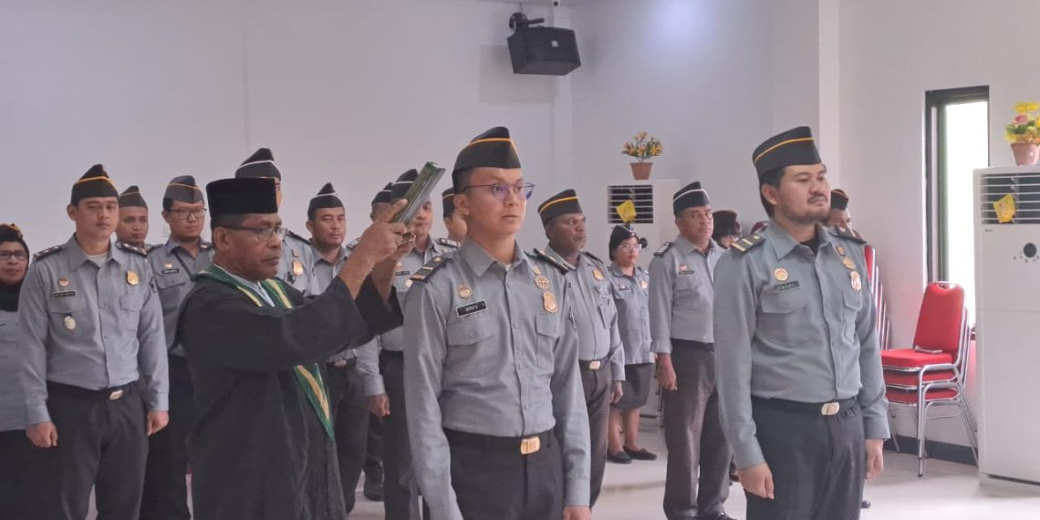Kepala Kantor Imigrasi Sorong Melantik 2 Pegawai Negeri Sipil
