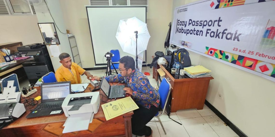 Layanan Eazy Passport Membeludak Di Fakfak, Masyarakat Sangat Terbantu
