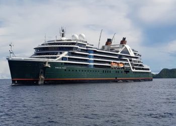 Hendak Keluar Indonesia, Imigrasi Sorong Lakukan Pemeriksaan Awak dan Penumpang Kapal MS. SEABOURN