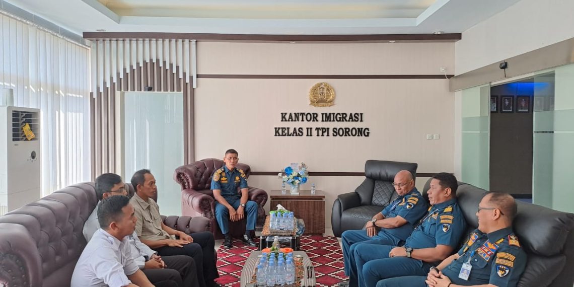 Jalin Silaturahmi dan Koordinasi, Kepala Kantor Imigrasi Sorong Mendapat Kunjungan Dari Kepala Kantor Kesyahbandaran dan Otoritas Pelabuhan Kelas I Sorong