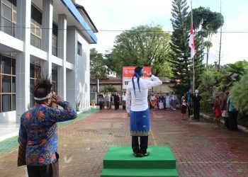Upacara Peringatan Hari Kemerdekaan RI Ke-79: Pegawai Imigrasi Sorong Gunakan Pakaian Adat