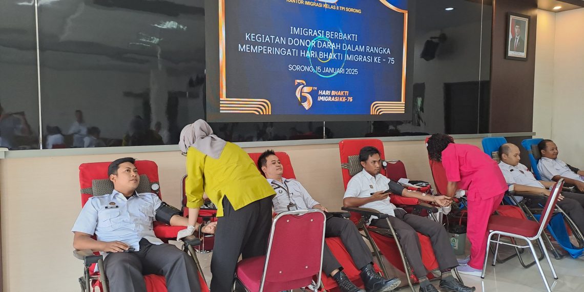 Petugas sedang mengambil darah dari pendonor