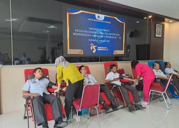 Petugas sedang mengambil darah dari pendonor