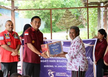 Kunjungi Dua Panti Asuhan, Kantor Imigrasi Sorong Peduli Anak Yatim