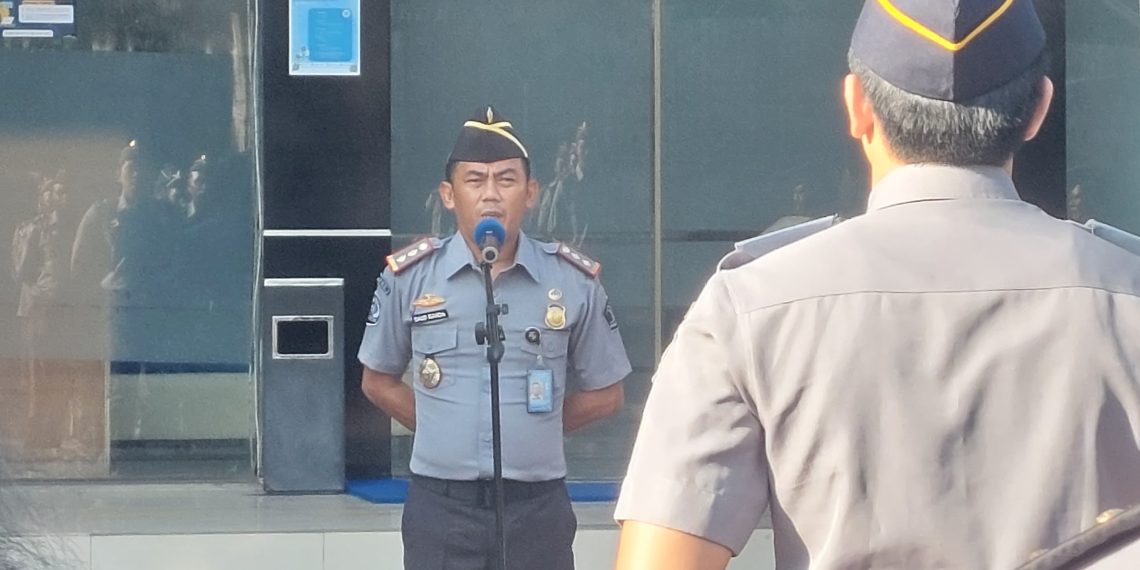 Kepala Kantor Imigrasi Kelas II TPI Sorong, Daud Randa Payung, memimpin apel perdana CPNS