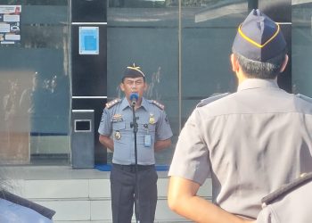 Kepala Kantor Imigrasi Kelas II TPI Sorong, Daud Randa Payung, memimpin apel perdana CPNS