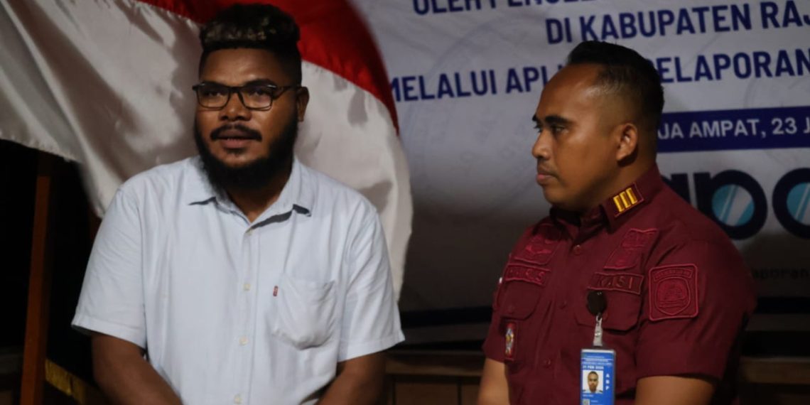 Kepala Seksi Teknologi Informasi dan Komunikasi, A. Haris bersama wakil ketua II DPRK Raja Ampat sekaligus anggota Perjampat, Bermon Sauyai, Rabu (23/07/2025)
