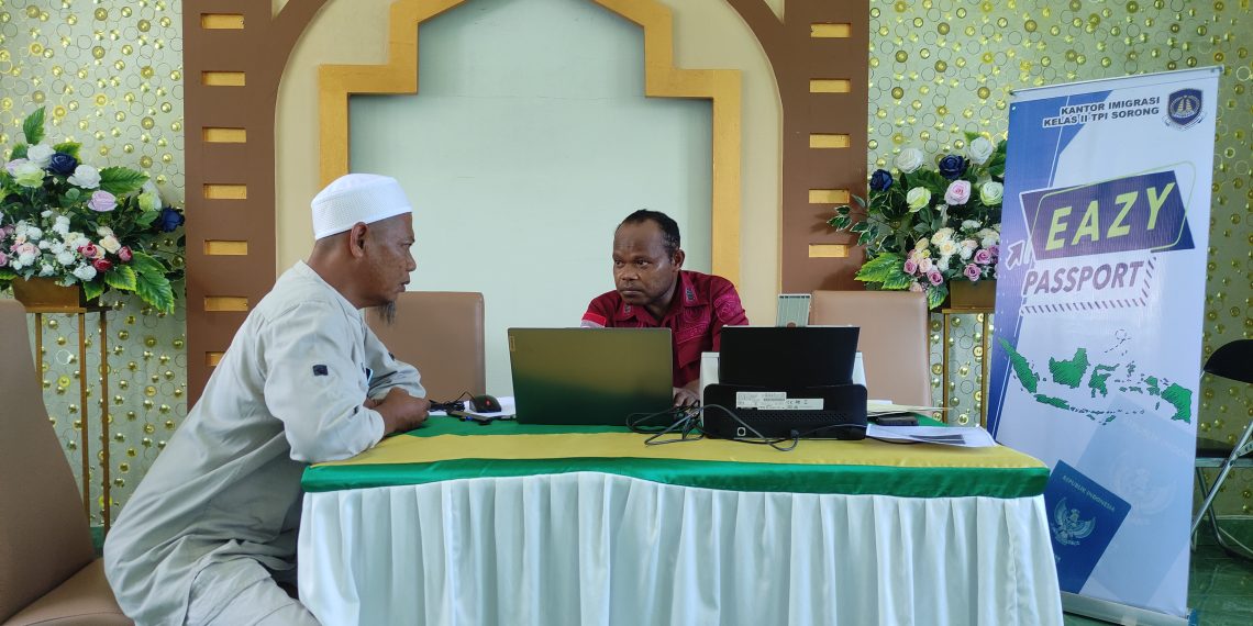 Petugas melayani pemohon paspor di Kaimana