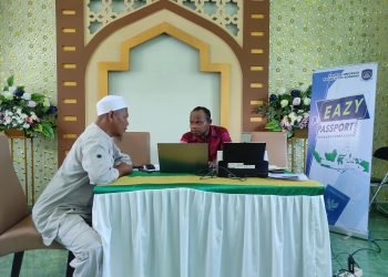 Petugas melayani pemohon paspor di Kaimana