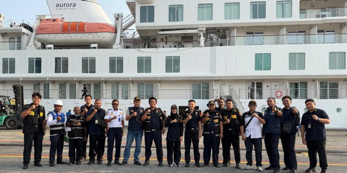 Imigrasi Sorong Laksanakan Clearance In Kapal Pesiar MV. Greg Mortimer di Perairan Sorong
